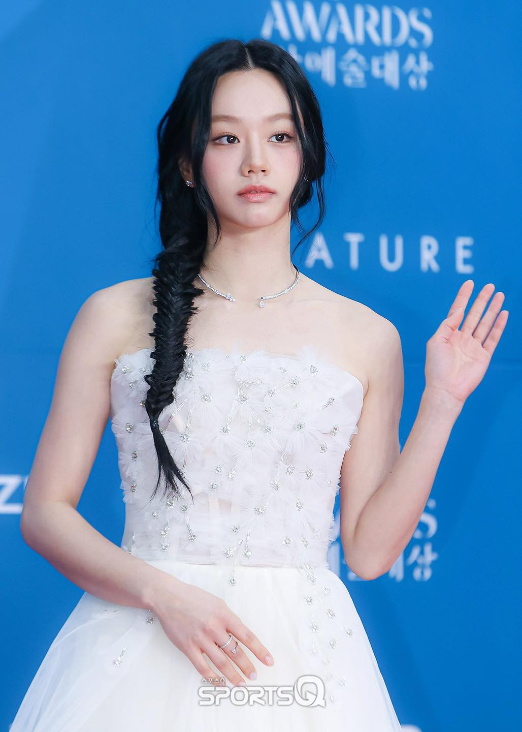 Hyeri tết tóc đuôi cá, lựa chọn bộ đầm trắng đính đá thanh lịch, nhẹ nhàng.