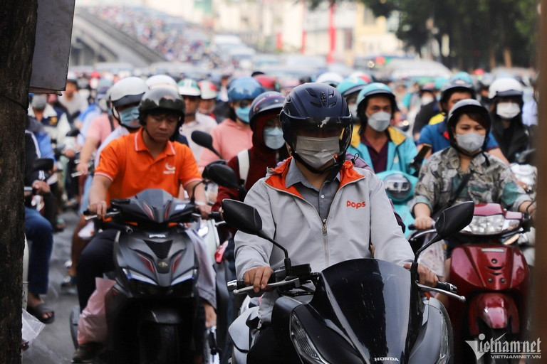 Trao đổi với PV VietNamNet, đại diện Đội CSGT Tân Sơn Nhất thuộc Phòng CSGT ĐB-ĐS (PC08) Công an TP.HCM cho biết, nguyên nhân kẹt xe là do có vụ tai nạn giao thông giữa 2 xe máy xảy ra trên đường Hoàng Văn Thụ, đoạn gần giao với đường Phạm Văn Hai. Đội CSGT Tân Sơn Nhất kịp thời có mặt xử lý di dời, nhưng do sự cố tai nạn xảy ra vào giờ cao điểm ngày đầu tuần; tuyến đường Hoàng Văn Thụ gần nút giao Lăng Cha Cả là cửa ngõ chính sân bay Tân Sơn Nhất, điểm nóng giao thông, khiến tình hình thêm căng thẳng.