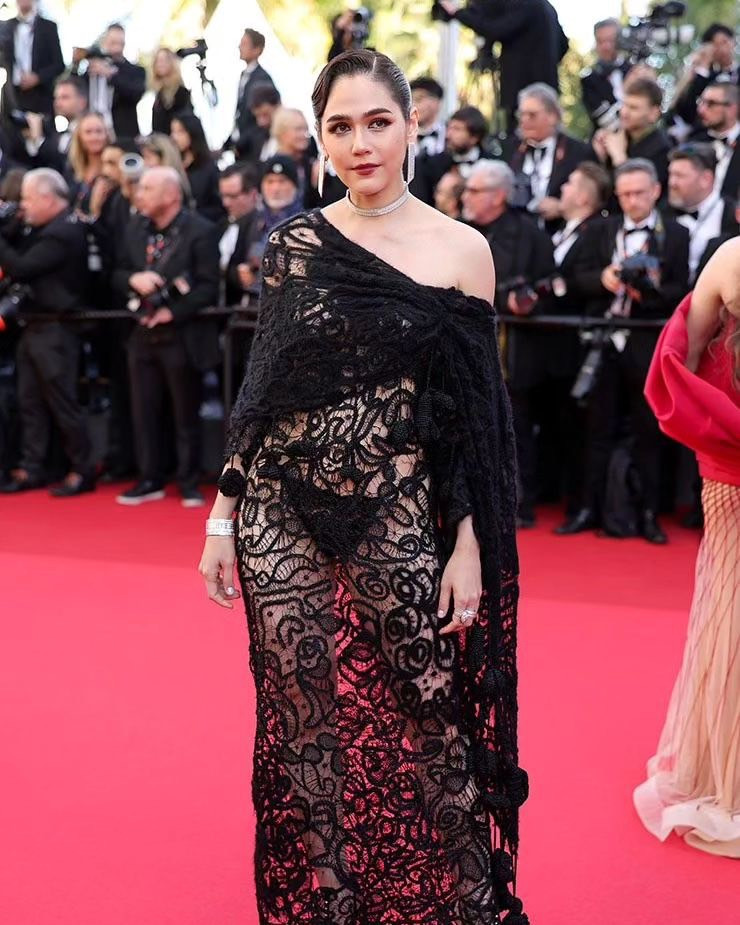 Chompoo Araya gây “nhức mắt” với bộ đồ ren xuyên thấu, lộ nội y. Bộ trang phục của người đẹp Thái Lan bị đánh giá kém sang. Chompoo Araya gây “nhức mắt” với bộ đồ ren xuyên thấu, lộ nội y. Bộ trang phục của người đẹp Thái Lan bị đánh giá kém sang.