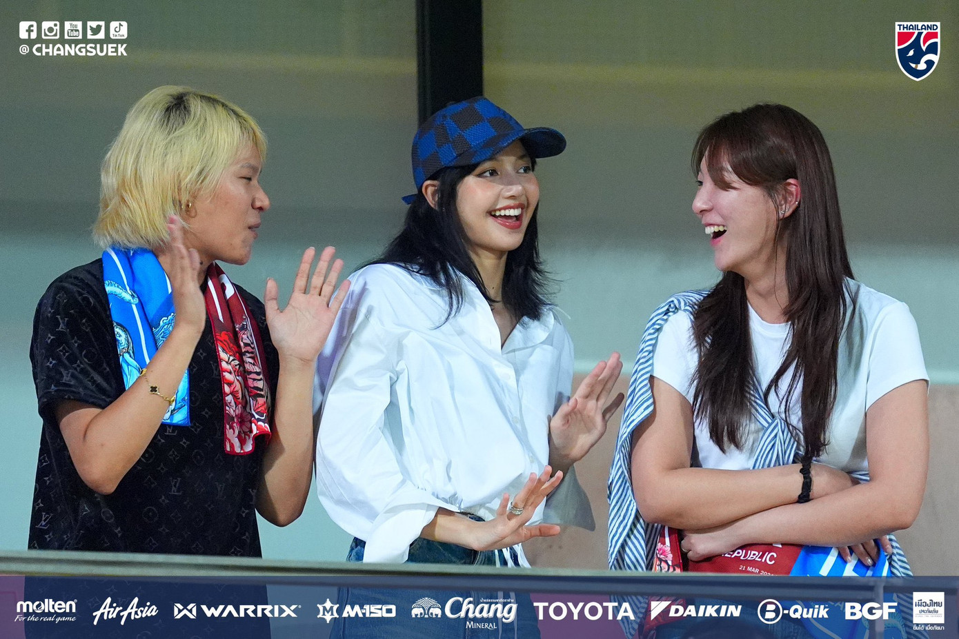 Hình ảnh của nữ thần tượng đi xem bóng đá được chia sẻ rầm rộ trên mạng xã hội. Trên Twitter, tên của cô leo top trending với hàng trăm nghìn lượt tương tác.