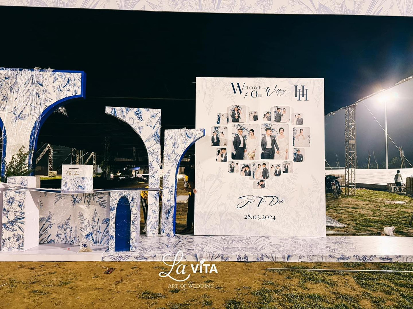 Khu vực rạp cưới, lễ đường tại sân bóng tuổi thơ của Quang Hải. Tông màu chủ đạo của đám cưới là xanh dương và trắng. Ảnh: Lavita.