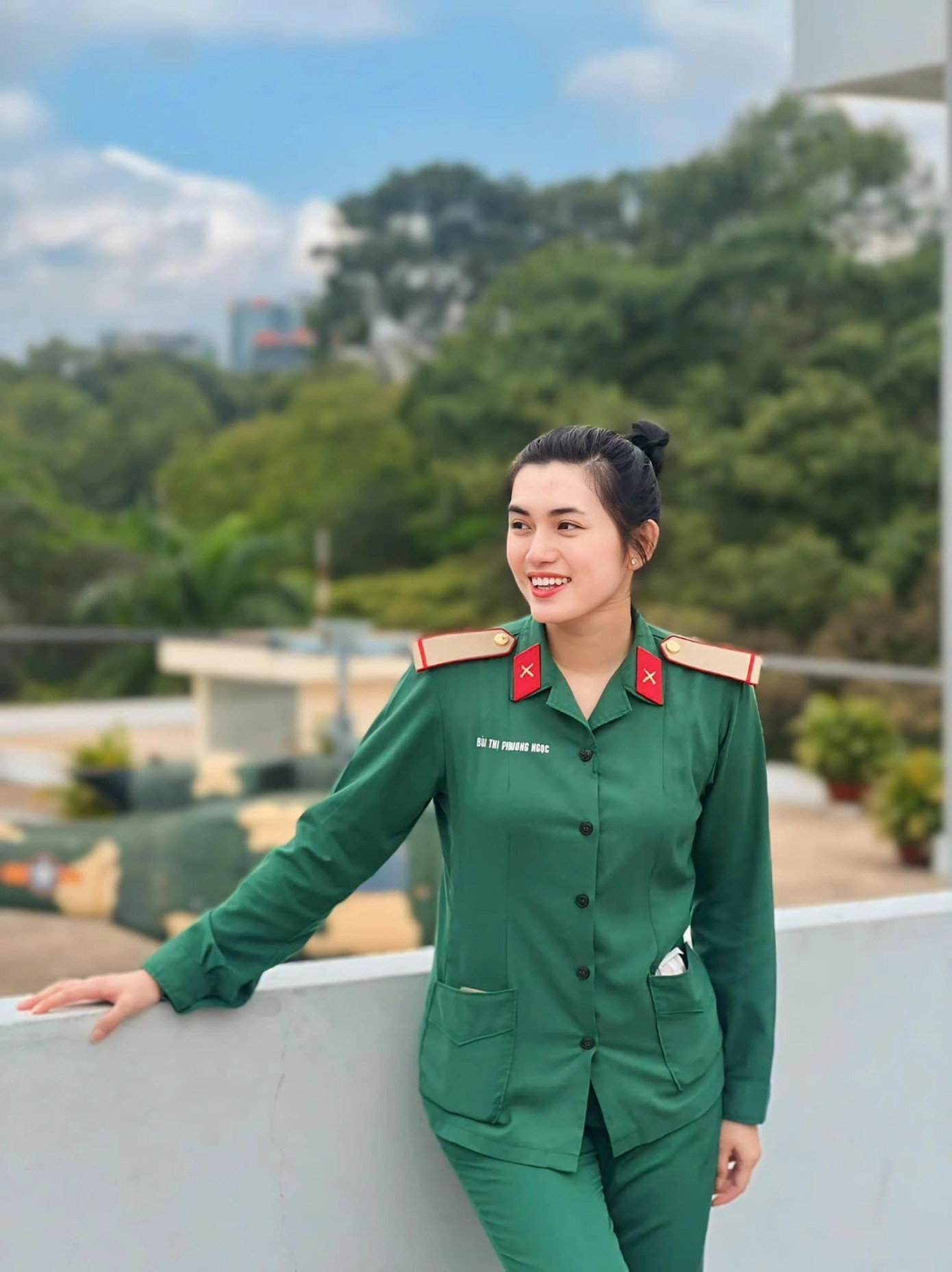 Phương Ngọc được khen đẹp nổi bật khi khoác lên quân phục. Phương Ngọc được khen đẹp nổi bật khi khoác lên quân phục.