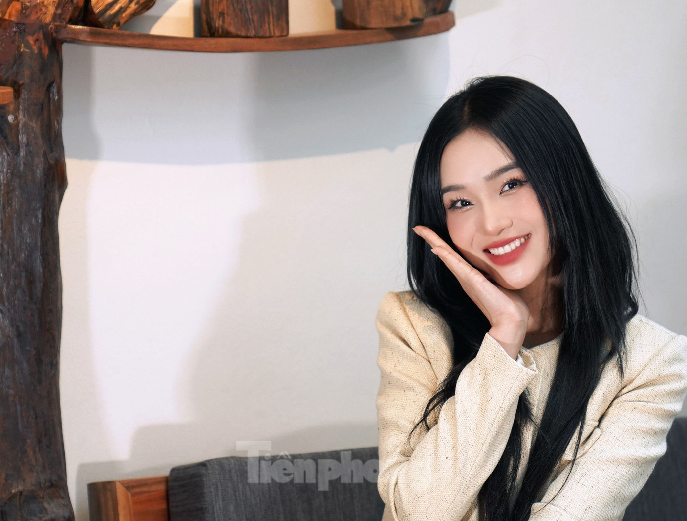 Chia sẻ với Tiền Phong, nữ diễn viên cho biết thời điểm giáp Tết, cô kín lịch làm việc vì một lúc quay cuốn chiếu hai bộ phim. Ảnh: Trọng Quân. Chia sẻ với Tiền Phong, nữ diễn viên cho biết thời điểm giáp Tết, cô kín lịch làm việc vì một lúc quay cuốn chiếu hai bộ phim. Ảnh: Trọng Quân.