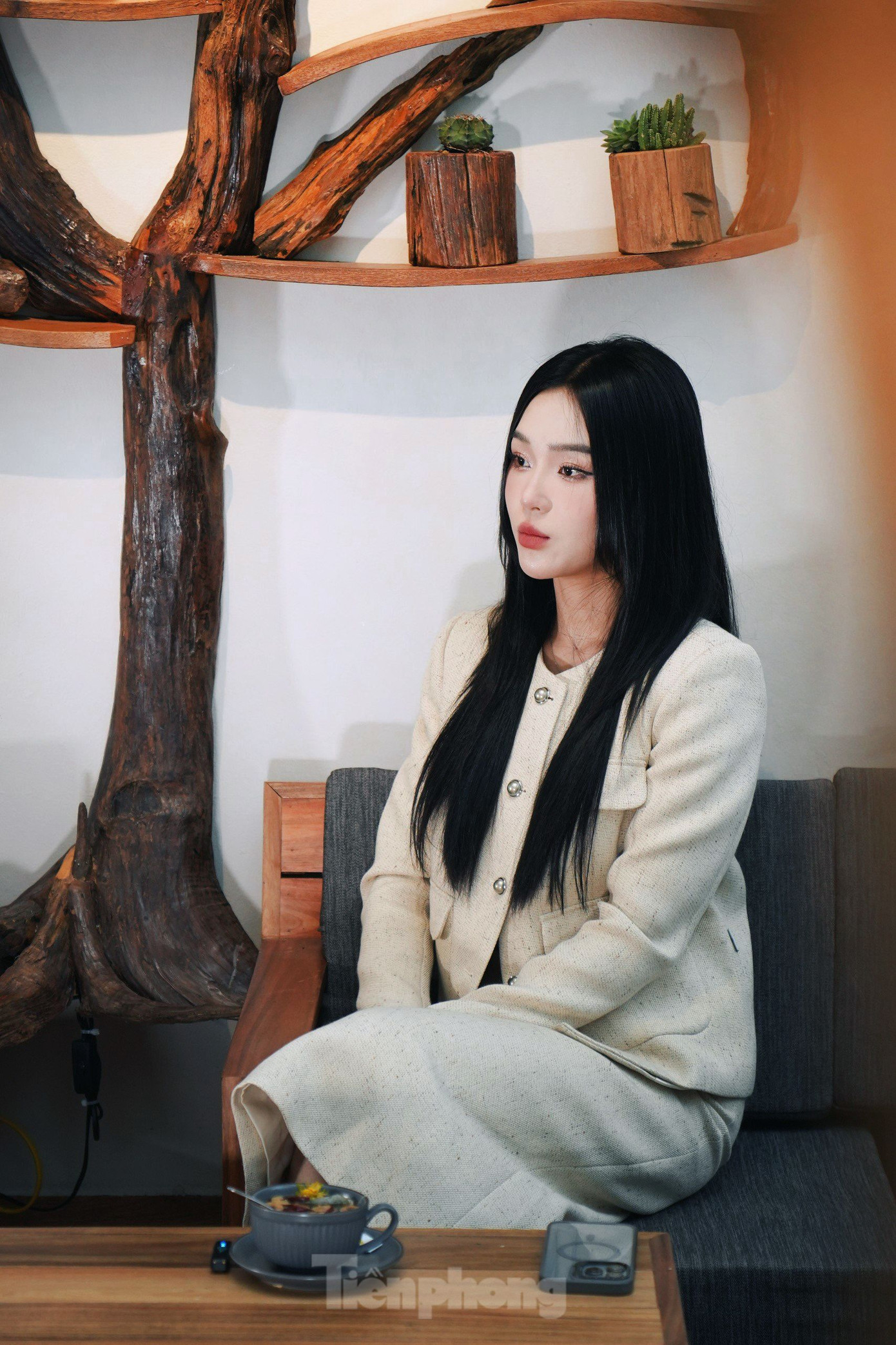 Nhiều khán giả nhận ra Cù Thị Trà ngoài đời và nhận xét cô xinh đẹp, sắc sảo hơn trên màn ảnh. Ảnh: Trọng Quân. Nhiều khán giả nhận ra Cù Thị Trà ngoài đời và nhận xét cô xinh đẹp, sắc sảo hơn trên màn ảnh. Ảnh: Trọng Quân.