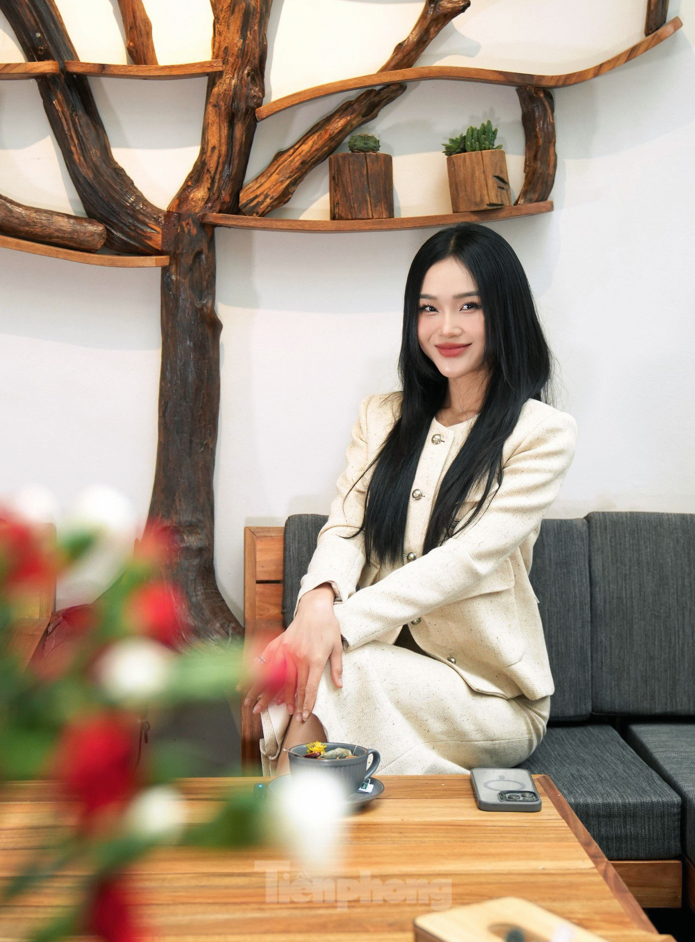 Nhiều khán giả nhận ra Cù Thị Trà ngoài đời và nhận xét cô xinh đẹp, sắc sảo hơn trên màn ảnh. Ảnh: Trọng Quân. Nhiều khán giả nhận ra Cù Thị Trà ngoài đời và nhận xét cô xinh đẹp, sắc sảo hơn trên màn ảnh. Ảnh: Trọng Quân.