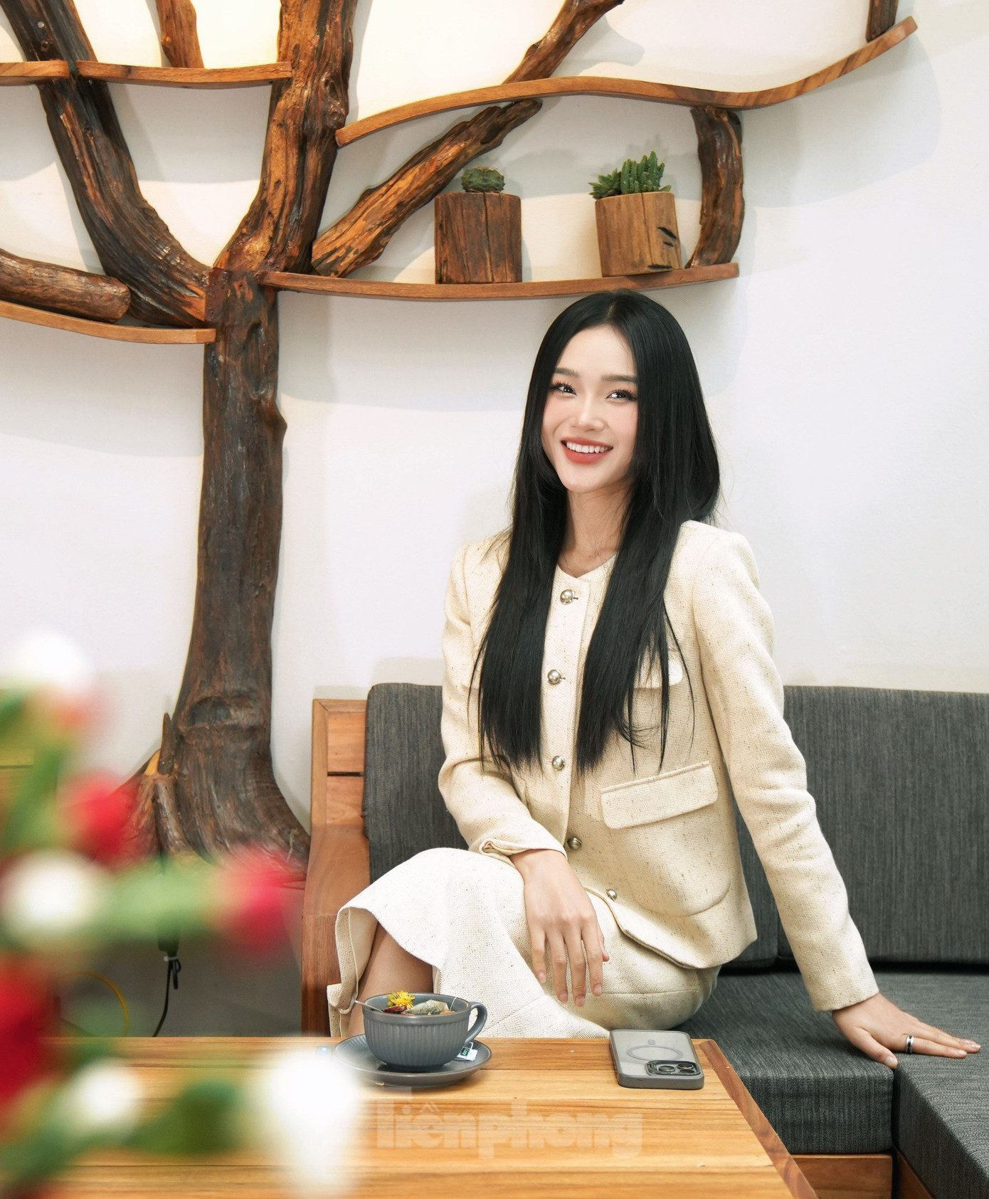 Nhiều khán giả nhận ra Cù Thị Trà ngoài đời và nhận xét cô xinh đẹp, sắc sảo hơn trên màn ảnh. Ảnh: Trọng Quân. Nhiều khán giả nhận ra Cù Thị Trà ngoài đời và nhận xét cô xinh đẹp, sắc sảo hơn trên màn ảnh. Ảnh: Trọng Quân.