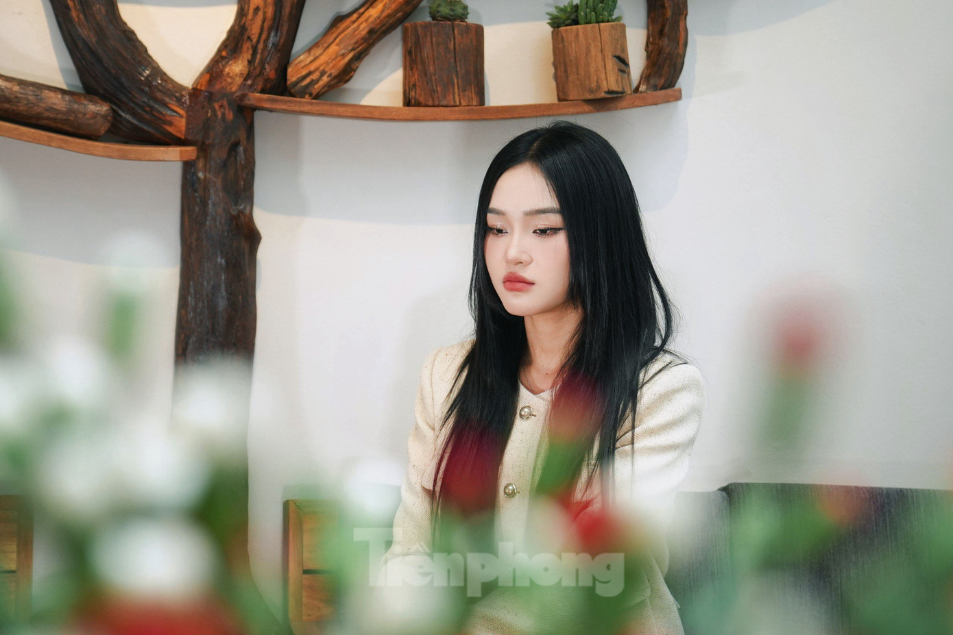 Tình hình kinh tế khó khăn khiến thu nhập của Cù Thị Trà năm nay không khởi sắc như mọi năm. Đổi lại, cô được khán giả đón nhận nhiều hơn nhờ những vai diễn trên sóng VTV. Ảnh: Trọng Quân. Tình hình kinh tế khó khăn khiến thu nhập của Cù Thị Trà năm nay không khởi sắc như mọi năm. Đổi lại, cô được khán giả đón nhận nhiều hơn nhờ những vai diễn trên sóng VTV. Ảnh: Trọng Quân.