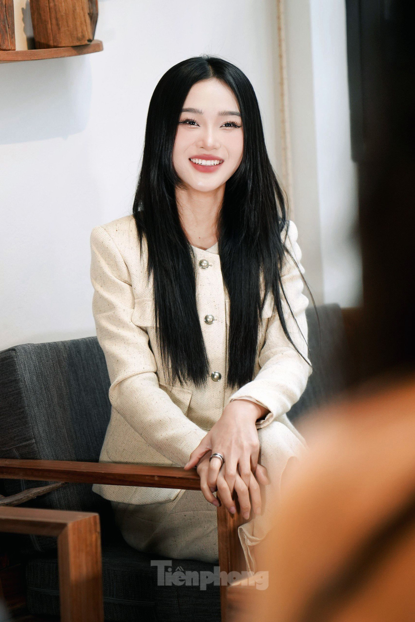 Tết năm nay, Cù Thị Trà "đau đầu" vì phải đối mặt với những áp lực và loạt câu hỏi "bao giờ lấy chồng" của bố mẹ, họ hàng. "Ở quê, ông bà cô bác luôn hỏi tôi khi nào lấy chồng. Mấy năm nay tôi không có mối tình nào, cũng chưa ra mắt ai với bố mẹ. Bạn bè thân thiết của tôi ở quê đều lập gia đình nên áp lực của tôi lại càng lớn" - nữ diễn viên chia sẻ. Tuy vậy, Cù Thị Trà nói cô không nóng vội vì mới 25 tuổi, sự nghiệp còn đang phát triển phía trước. Ảnh: Trọng Quân. Tết năm nay, Cù Thị Trà "đau đầu" vì phải đối mặt với những áp lực và loạt câu hỏi "bao giờ lấy chồng" của bố mẹ, họ hàng. "Ở quê, ông bà cô bác luôn hỏi tôi khi nào lấy chồng. Mấy năm nay tôi không có mối tình nào, cũng chưa ra mắt ai với bố mẹ. Bạn bè thân thiết của tôi ở quê đều lập gia đình nên áp lực của tôi lại càng lớn" - nữ diễn viên chia sẻ. Tuy vậy, Cù Thị Trà nói cô không nóng vội vì mới 25 tuổi, sự nghiệp còn đang phát triển phía trước. Ảnh: Trọng Quân.