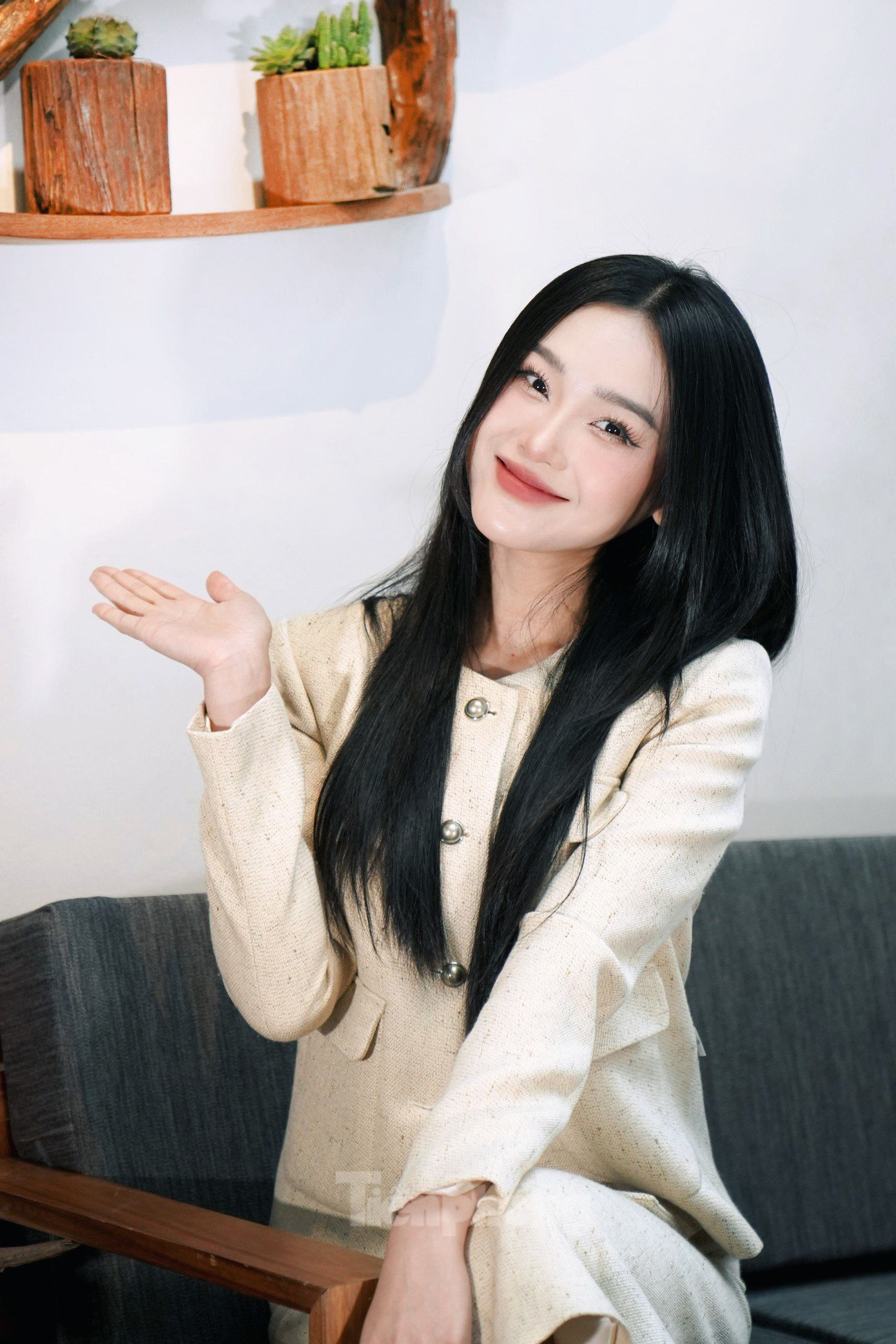 Tết năm nay, Cù Thị Trà "đau đầu" vì phải đối mặt với những áp lực và loạt câu hỏi "bao giờ lấy chồng" của bố mẹ, họ hàng. "Ở quê, ông bà cô bác luôn hỏi tôi khi nào lấy chồng. Mấy năm nay tôi không có mối tình nào, cũng chưa ra mắt ai với bố mẹ. Bạn bè thân thiết của tôi ở quê đều lập gia đình nên áp lực của tôi lại càng lớn" - nữ diễn viên chia sẻ. Tuy vậy, Cù Thị Trà nói cô không nóng vội vì mới 25 tuổi, sự nghiệp còn đang phát triển phía trước. Ảnh: Trọng Quân. Tết năm nay, Cù Thị Trà "đau đầu" vì phải đối mặt với những áp lực và loạt câu hỏi "bao giờ lấy chồng" của bố mẹ, họ hàng. "Ở quê, ông bà cô bác luôn hỏi tôi khi nào lấy chồng. Mấy năm nay tôi không có mối tình nào, cũng chưa ra mắt ai với bố mẹ. Bạn bè thân thiết của tôi ở quê đều lập gia đình nên áp lực của tôi lại càng lớn" - nữ diễn viên chia sẻ. Tuy vậy, Cù Thị Trà nói cô không nóng vội vì mới 25 tuổi, sự nghiệp còn đang phát triển phía trước. Ảnh: Trọng Quân.