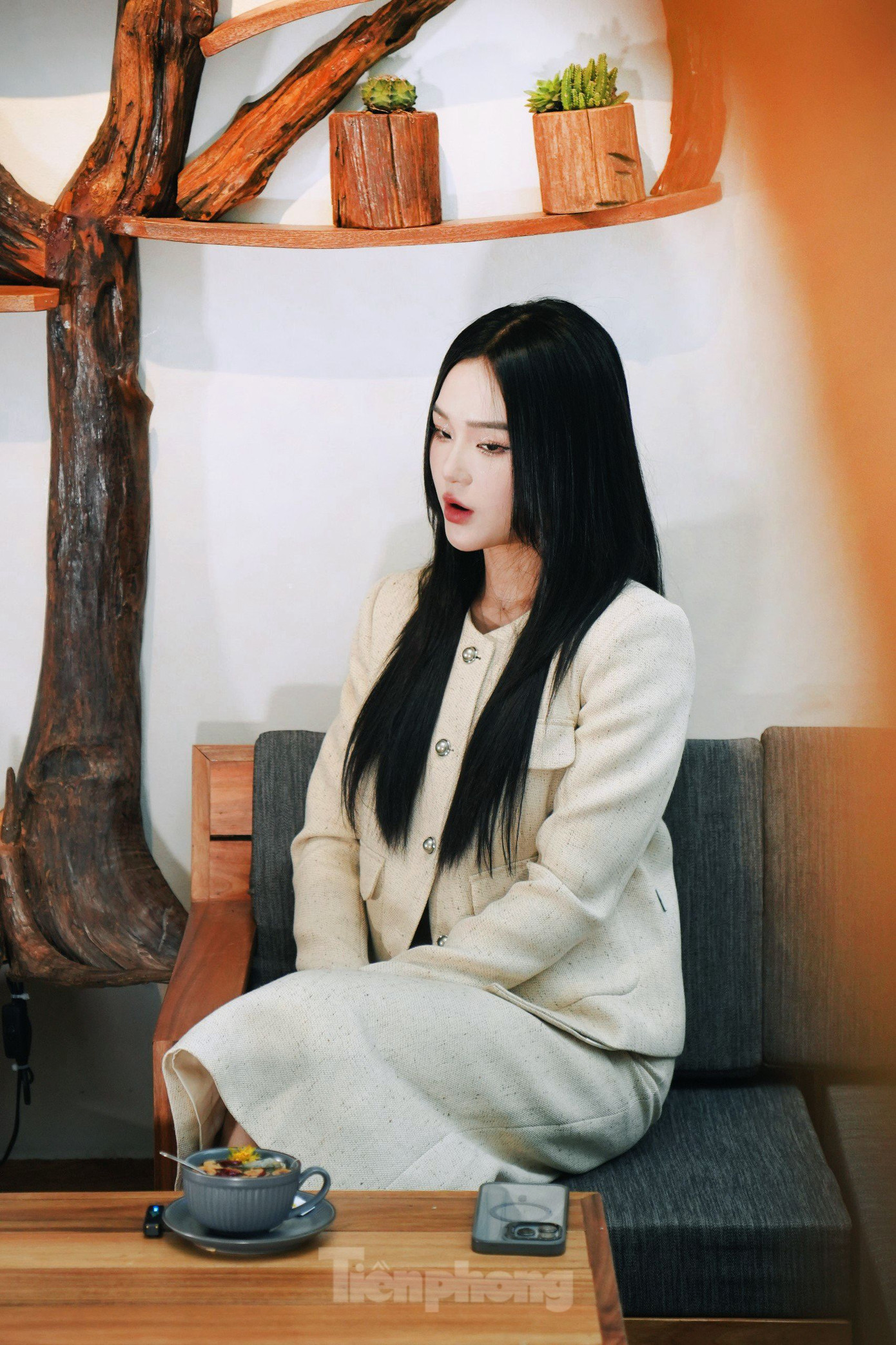 Nhiều khán giả nhận ra Cù Thị Trà ngoài đời và nhận xét cô xinh đẹp, sắc sảo hơn trên màn ảnh. Ảnh: Trọng Quân. Nhiều khán giả nhận ra Cù Thị Trà ngoài đời và nhận xét cô xinh đẹp, sắc sảo hơn trên màn ảnh. Ảnh: Trọng Quân.