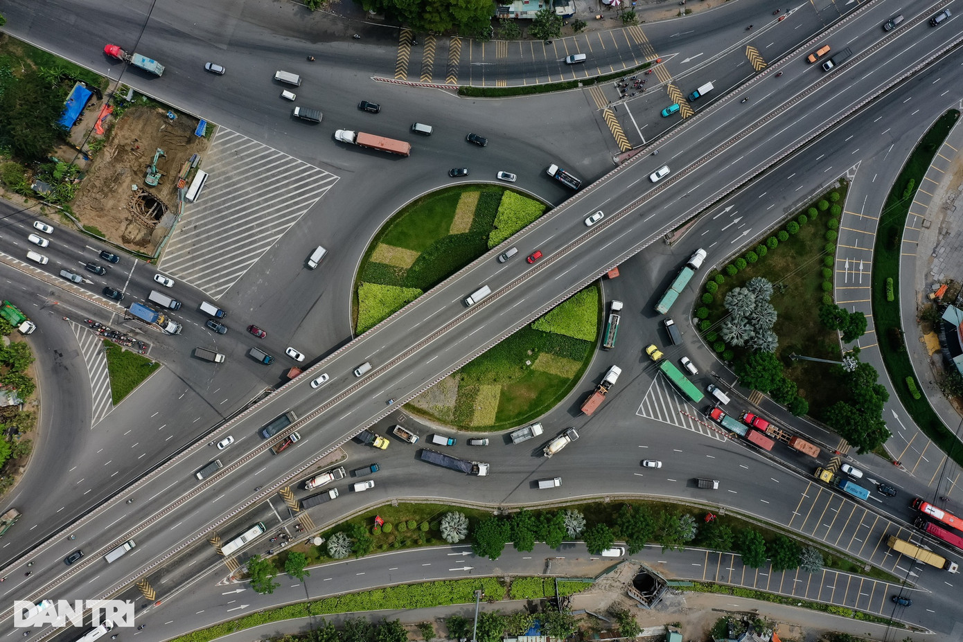 Trong ảnh là nút giao thông Bình Thuận (huyện Bình Chánh), đây là một trong những điểm đen tai nạn giao thông của TPHCM trong thời gian vừa qua. Trong ảnh là nút giao thông Bình Thuận (huyện Bình Chánh), đây là một trong những điểm đen tai nạn giao thông của TPHCM trong thời gian vừa qua.
