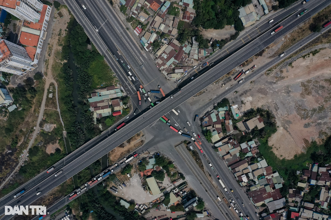 Tình trạng phương tiện lưu thông dày đặc, xe máy đi song hành cùng container và cơ sở hạ tầng chưa đáp ứng kịp thời khiến khu vực nút giao thông Mỹ Thủy (TP Thủ Đức) trở thành điểm nóng của nhiều vụ tai nạn giao thông. Tình trạng phương tiện lưu thông dày đặc, xe máy đi song hành cùng container và cơ sở hạ tầng chưa đáp ứng kịp thời khiến khu vực nút giao thông Mỹ Thủy (TP Thủ Đức) trở thành điểm nóng của nhiều vụ tai nạn giao thông.