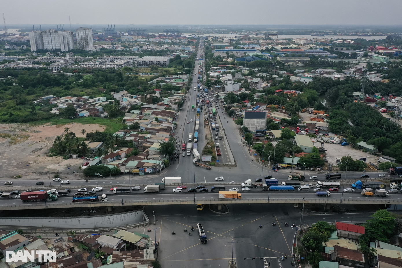 Theo ghi nhận của phóng viên Dân trí, lượng xe container vào cảng Cát Lái nườm nượp, nối đuôi nhau nhích từng chút một khiến giao thông khu vực này thường xuyên rơi vào cảnh hỗn loạn. Khu vực này còn được đánh giá là một trong những vòng xoay nguy hiểm nhất TPHCM. Theo ghi nhận của phóng viên Dân trí, lượng xe container vào cảng Cát Lái nườm nượp, nối đuôi nhau nhích từng chút một khiến giao thông khu vực này thường xuyên rơi vào cảnh hỗn loạn. Khu vực này còn được đánh giá là một trong những vòng xoay nguy hiểm nhất TPHCM.