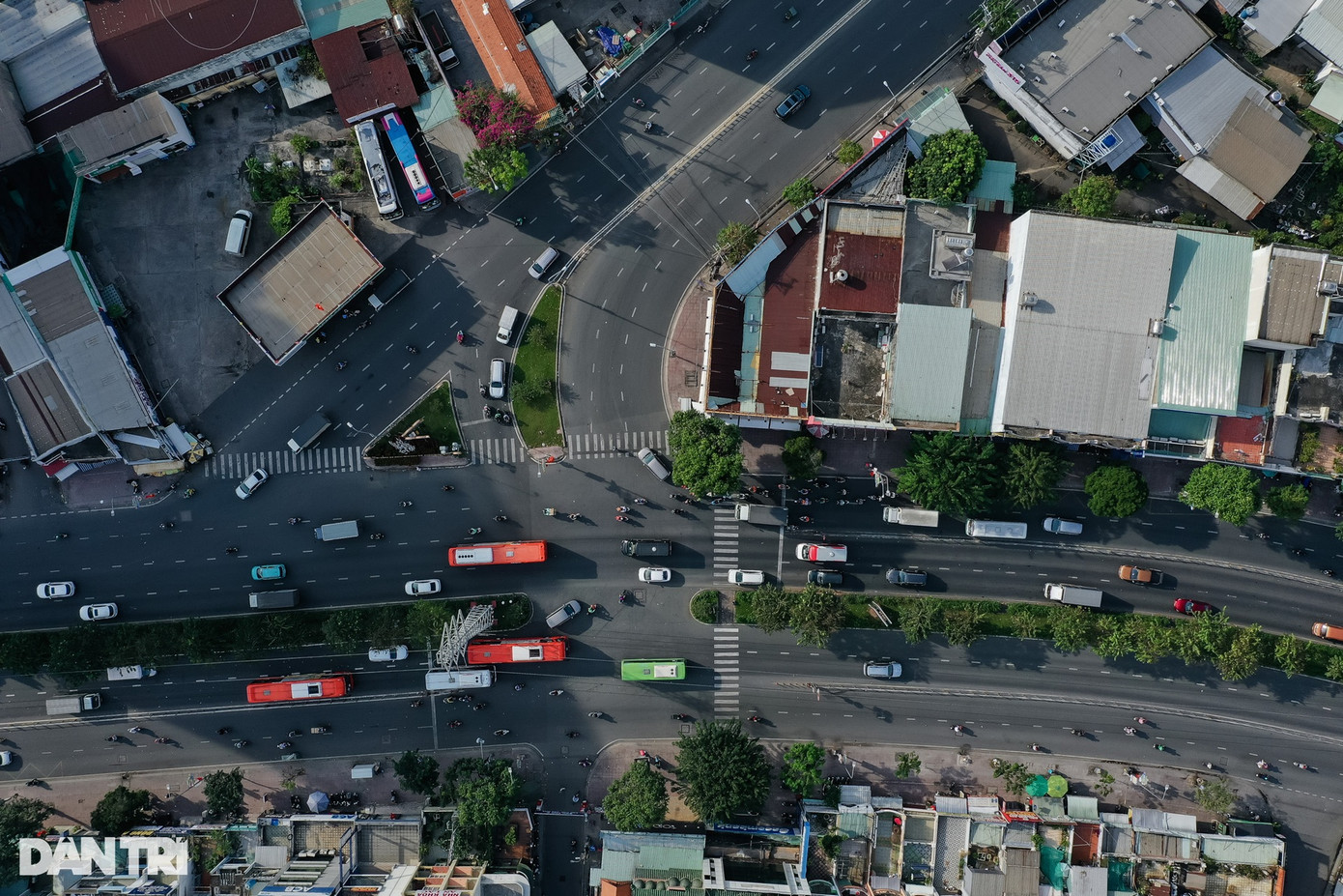 Trước đó, TPHCM cũng đã xóa được điểm đen tai nạn giao thông tại giao lộ Võ Trần Chí - Trần Văn Giàu (quận Bình Tân). Khu vực này sau đó được Phòng Cảnh sát giao thông Công an TPHCM cùng các đơn vị liên quan triển khai khảo sát và thực hiện nhiều giải pháp công trình, phi công trình nhằm đảm bảo trật tự an toàn giao thông, phòng ngừa tai nạn. Trước đó, TPHCM cũng đã xóa được điểm đen tai nạn giao thông tại giao lộ Võ Trần Chí - Trần Văn Giàu (quận Bình Tân). Khu vực này sau đó được Phòng Cảnh sát giao thông Công an TPHCM cùng các đơn vị liên quan triển khai khảo sát và thực hiện nhiều giải pháp công trình, phi công trình nhằm đảm bảo trật tự an toàn giao thông, phòng ngừa tai nạn.