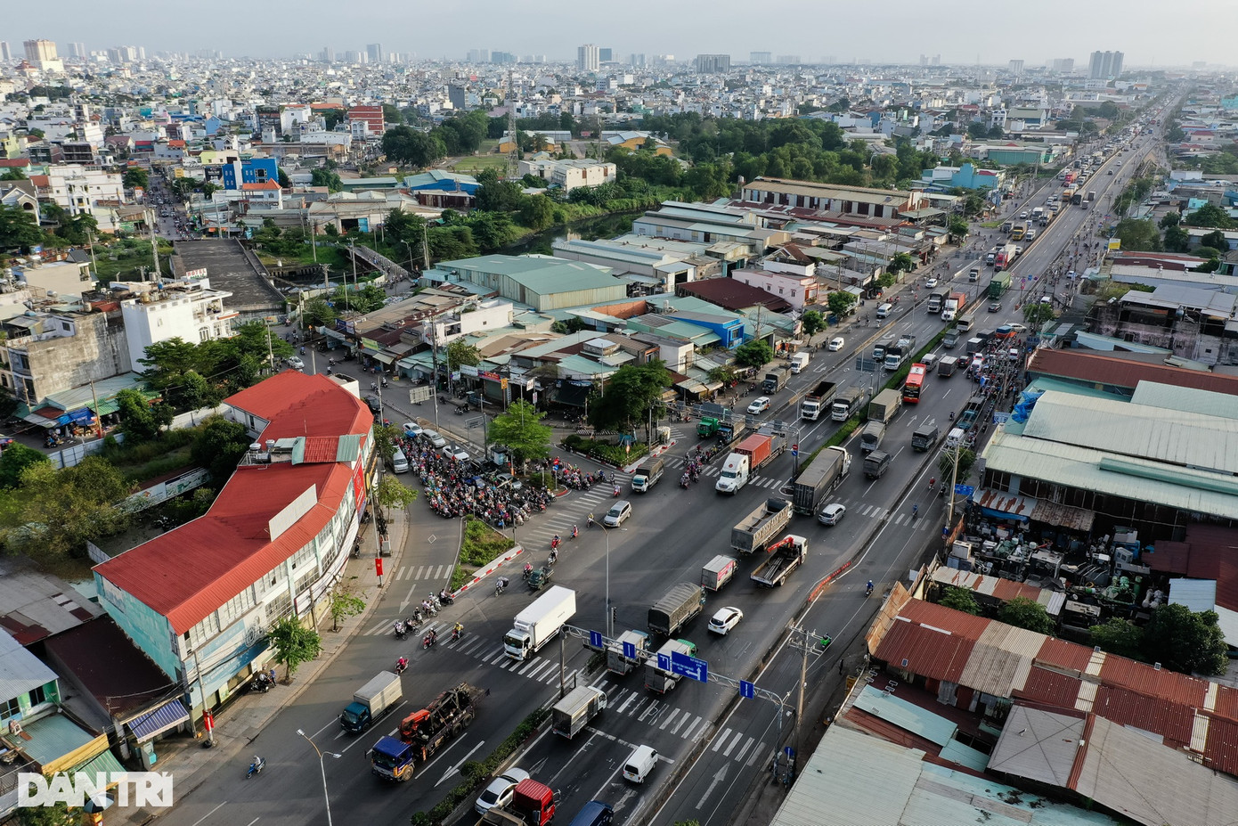 Cũng trên địa bàn quận Bình Tân, giao lộ Quốc lộ 1 - Tân Kỳ Tân Quý là điểm đen thường xuyên xảy ra các vụ tai nạn giao thông nghiêm trọng. Cụ thể, vào tháng 8 vừa qua, một vụ va chạm giữa xe máy và xe khách khiến 2 người thương vong. Cũng trên địa bàn quận Bình Tân, giao lộ Quốc lộ 1 - Tân Kỳ Tân Quý là điểm đen thường xuyên xảy ra các vụ tai nạn giao thông nghiêm trọng. Cụ thể, vào tháng 8 vừa qua, một vụ va chạm giữa xe máy và xe khách khiến 2 người thương vong.