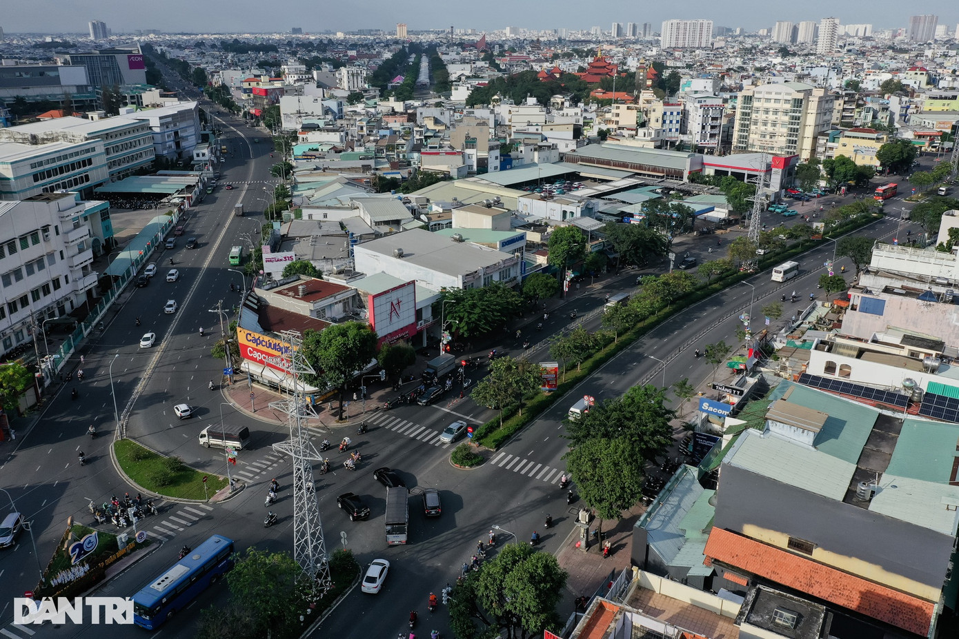 Có mặt tại điểm đen tai nạn giao thông trên đường Kinh Dương Vương (đoạn từ số nhà 466 đến 486, quận Bình Tân), nhiều góc khuất tại đoạn giao với đường Tên Lửa khiến tầm nhìn của nhiều phương tiện bị thu hẹp dễ dẫn đến tai nạn giao thông. Có mặt tại điểm đen tai nạn giao thông trên đường Kinh Dương Vương (đoạn từ số nhà 466 đến 486, quận Bình Tân), nhiều góc khuất tại đoạn giao với đường Tên Lửa khiến tầm nhìn của nhiều phương tiện bị thu hẹp dễ dẫn đến tai nạn giao thông.