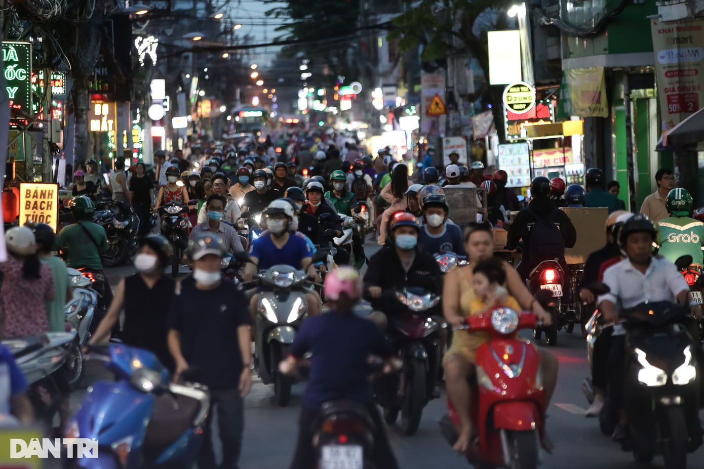 Vào các khung giờ cao điểm, đoạn đường này thường xuyên xảy ra kẹt xe, lòng đường hẹp cộng với lượng phương tiện dày đặc khiến nơi đây thường xuyên xảy ra va chạm giao thông. Vào các khung giờ cao điểm, đoạn đường này thường xuyên xảy ra kẹt xe, lòng đường hẹp cộng với lượng phương tiện dày đặc khiến nơi đây thường xuyên xảy ra va chạm giao thông.