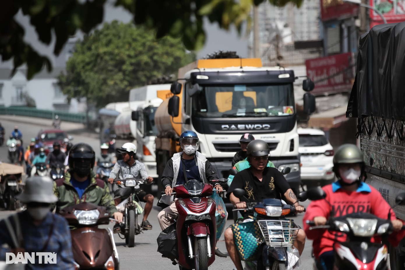 Dọc đoạn đường Huỳnh Tấn Phát (đoạn qua thị trấn Nhà Bè, huyện Nhà Bè) cũng thường xuyên xảy ra tai nạn giao thông. Đây là con đường có nhiều trường học, chợ dân sinh, kết nối với tổng kho xăng dầu Nhà Bè khiến giao thông trên con đường này luôn trong tình trạng đông đúc. Dọc đoạn đường Huỳnh Tấn Phát (đoạn qua thị trấn Nhà Bè, huyện Nhà Bè) cũng thường xuyên xảy ra tai nạn giao thông. Đây là con đường có nhiều trường học, chợ dân sinh, kết nối với tổng kho xăng dầu Nhà Bè khiến giao thông trên con đường này luôn trong tình trạng đông đúc.