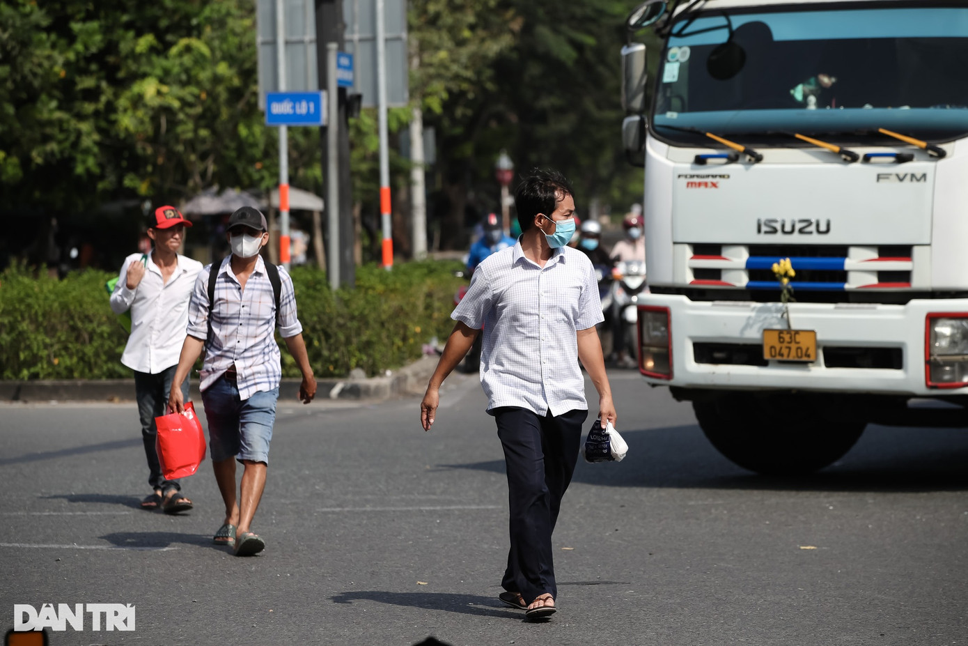 Vào những khung giờ cao điểm, chỉ cần một chút lơ là rất có thể dẫn đến những tai nạn đáng tiếc xảy ra. "Đoạn đường này trước đây khi chưa làm đèn tín hiệu giao thông cho xe máy và xe tải di chuyển xen kẽ nên thường xuyên xảy ra va chạm giao thông, nhiều vụ nghiêm trọng đến chết người", ông Nguyễn Văn Tâm (42 tuổi, sống cạnh nút giao Bình Thuận) chia sẻ. Vào những khung giờ cao điểm, chỉ cần một chút lơ là rất có thể dẫn đến những tai nạn đáng tiếc xảy ra. "Đoạn đường này trước đây khi chưa làm đèn tín hiệu giao thông cho xe máy và xe tải di chuyển xen kẽ nên thường xuyên xảy ra va chạm giao thông, nhiều vụ nghiêm trọng đến chết người", ông Nguyễn Văn Tâm (42 tuổi, sống cạnh nút giao Bình Thuận) chia sẻ.