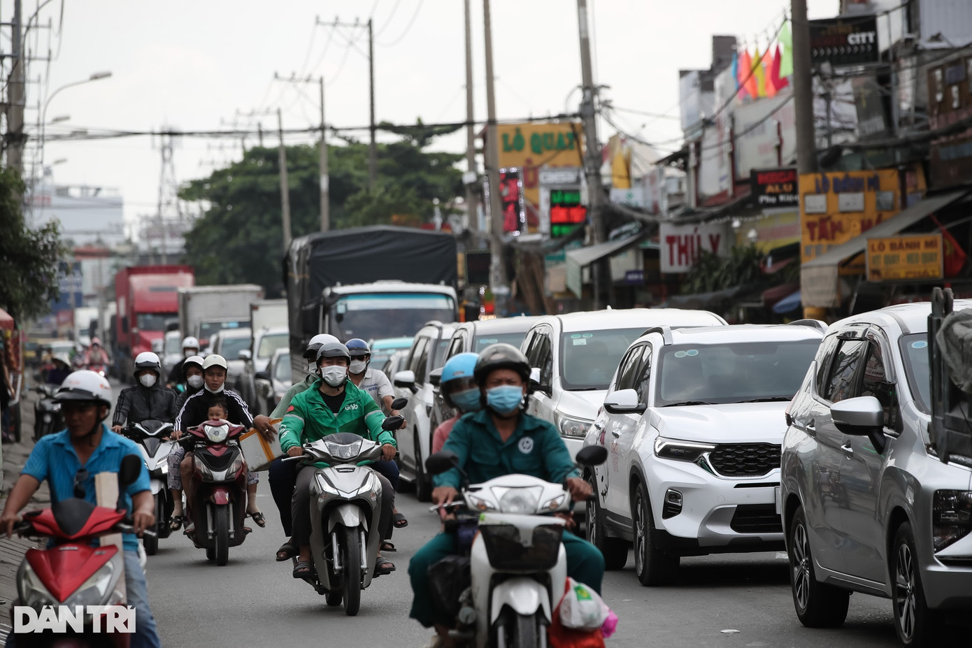 Khu vực giao lộ Nguyễn Văn Linh - Quốc lộ 50 có một lượng lớn xe tải lưu thông, đặc biệt đây là con đường dẫn vào bãi rác Đa Phước, một trong những bãi rác lớn nhất thành phố. Khu vực giao lộ Nguyễn Văn Linh - Quốc lộ 50 có một lượng lớn xe tải lưu thông, đặc biệt đây là con đường dẫn vào bãi rác Đa Phước, một trong những bãi rác lớn nhất thành phố.