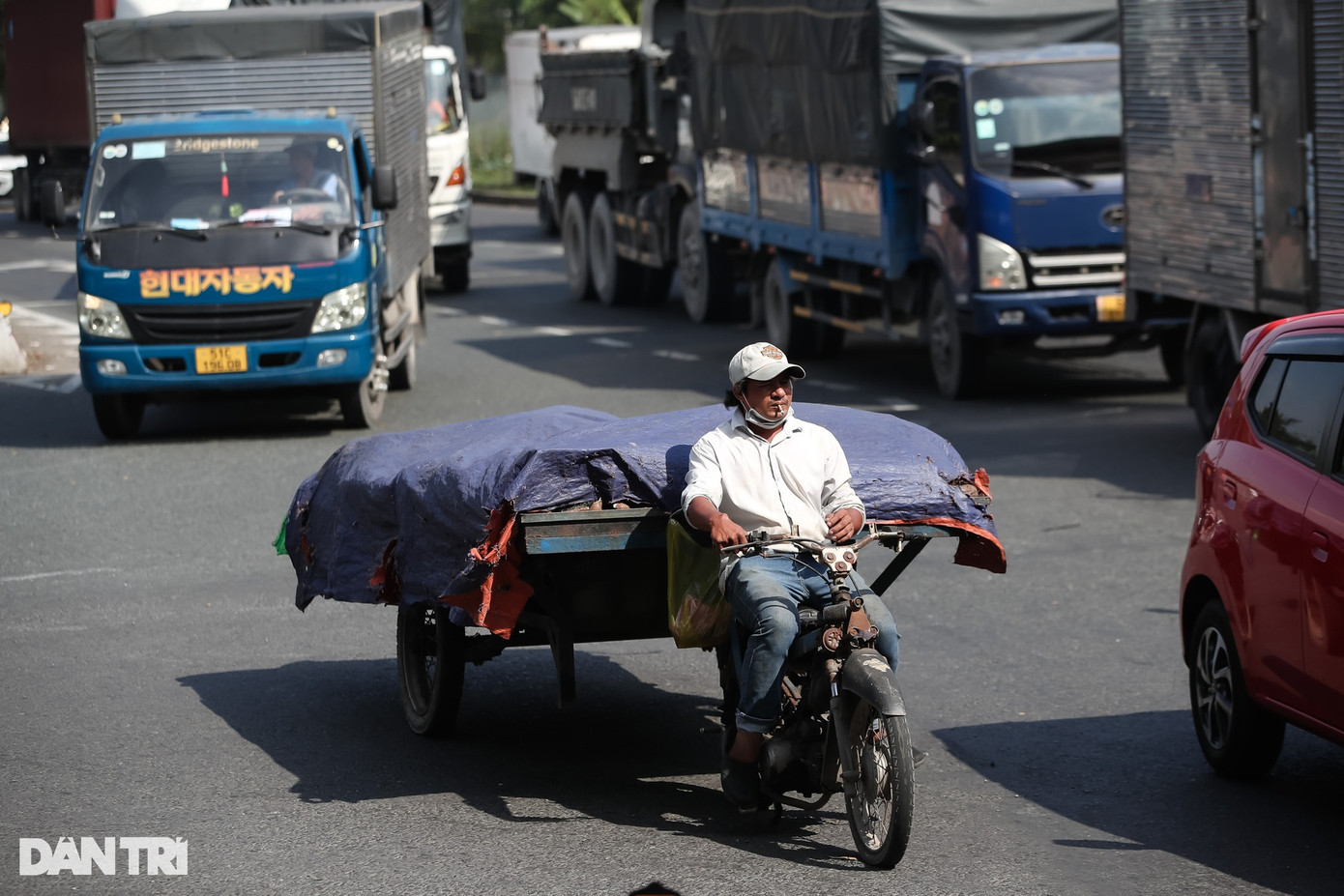 Theo ghi nhận của phóng viên Dân trí, khu vực vòng xoay nút giao Bình Thuận có rất nhiều xe container và xe máy chen chúc di chuyển, đặc biệt xuất hiện nhiều xe ba gác chở hàng cồng kềnh lưu thông qua đoạn đường này. Theo ghi nhận của phóng viên Dân trí, khu vực vòng xoay nút giao Bình Thuận có rất nhiều xe container và xe máy chen chúc di chuyển, đặc biệt xuất hiện nhiều xe ba gác chở hàng cồng kềnh lưu thông qua đoạn đường này.