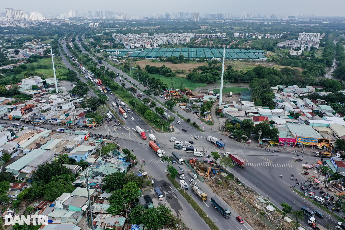 Cách nút giao Bình Thuận gần 8km là giao lộ Nguyễn Văn Linh - Quốc lộ 50 (huyện Bình Chánh), đây cũng là một trong những khu vực thường xuyên xảy ra tai nạn giao thông của TPHCM. Cách nút giao Bình Thuận gần 8km là giao lộ Nguyễn Văn Linh - Quốc lộ 50 (huyện Bình Chánh), đây cũng là một trong những khu vực thường xuyên xảy ra tai nạn giao thông của TPHCM.