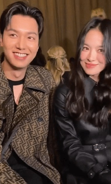 Song Hye Kyo và Lee Min Ho ngồi cạnh nhau trong sự kiện thời trang.