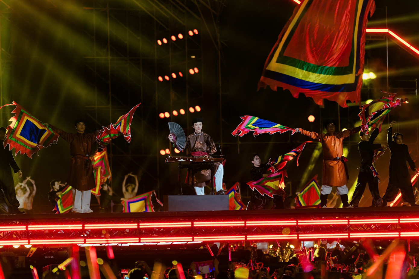 Các tiết mục tôn vinh văn hóa, nghệ thuật truyền thống vẫn là những điểm nhấn đặc biệt của concert Anh trai. Từ Trống cơm, Đào liễu, Mưa trên phố huế, Dạ cổ hoài lang được dàn dựng công phu, khiến khán giả xúc động. Trống cơm phiên bản đặc biệt với sự tham gia của 30 thanh niên sáu múi đánh trống làm hàng chục nghìn fan &quot;dậy sóng&quot;.