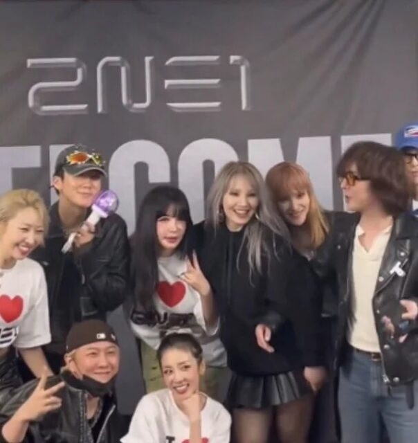 Jennie (đội mũ) không có mặt trong ảnh chụp chung cùng các nghệ sĩ cựu YG, trong đó có G-Dragon.