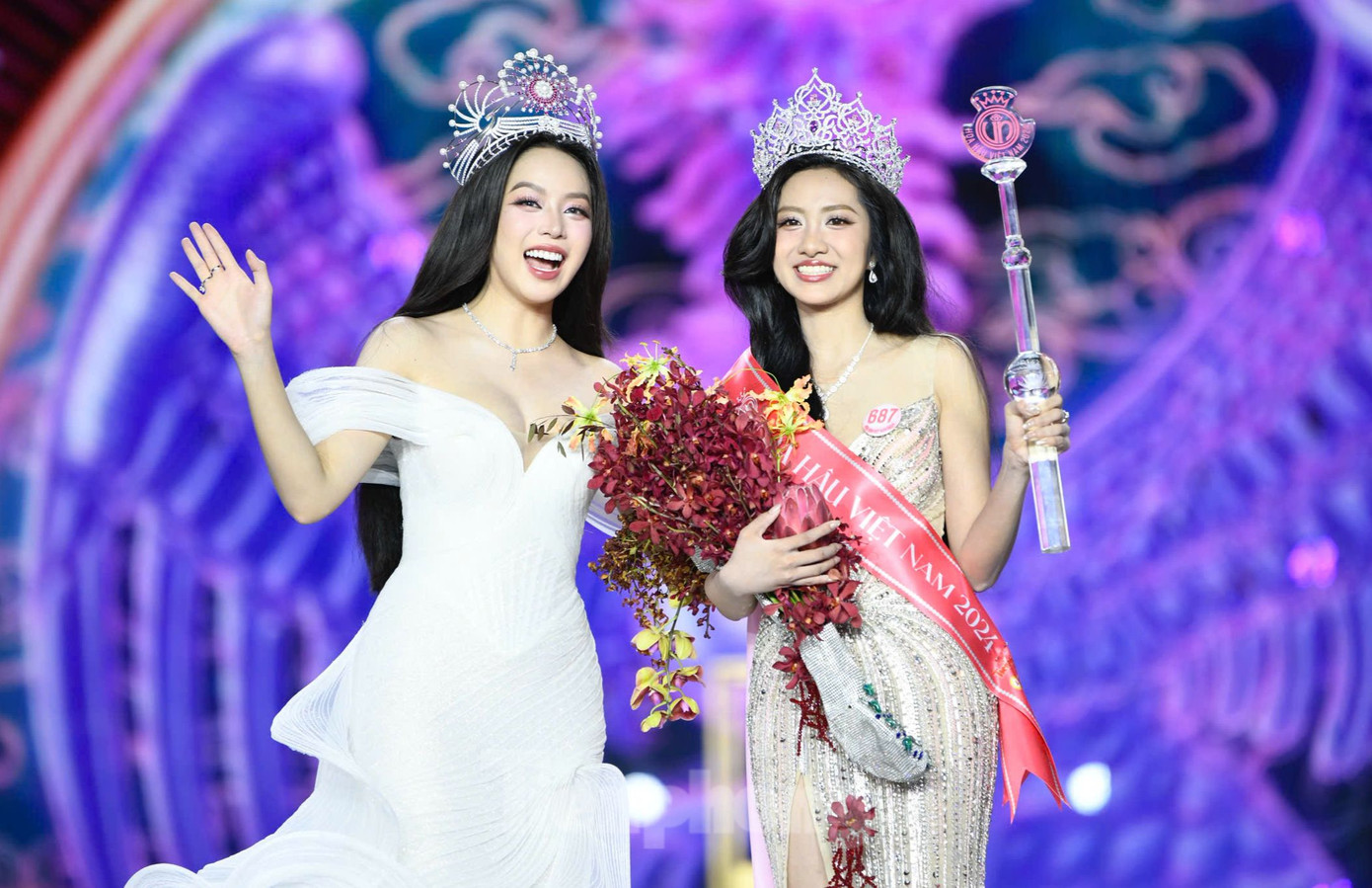 Hoa hậu Huỳnh Thị Thanh Thủy và người kế nhiệm, Hoa hậu Việt Nam 2024 Hà Trúc Linh. Hoa hậu Huỳnh Thị Thanh Thủy và người kế nhiệm, Hoa hậu Việt Nam 2024 Hà Trúc Linh.