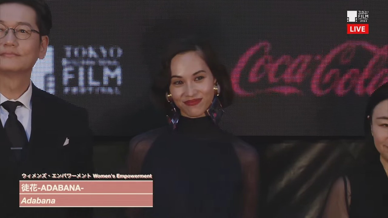 Người mẫu Mizuhara Kiko kín đáo trong bộ váy xanh dài và lối trang điểm đậm