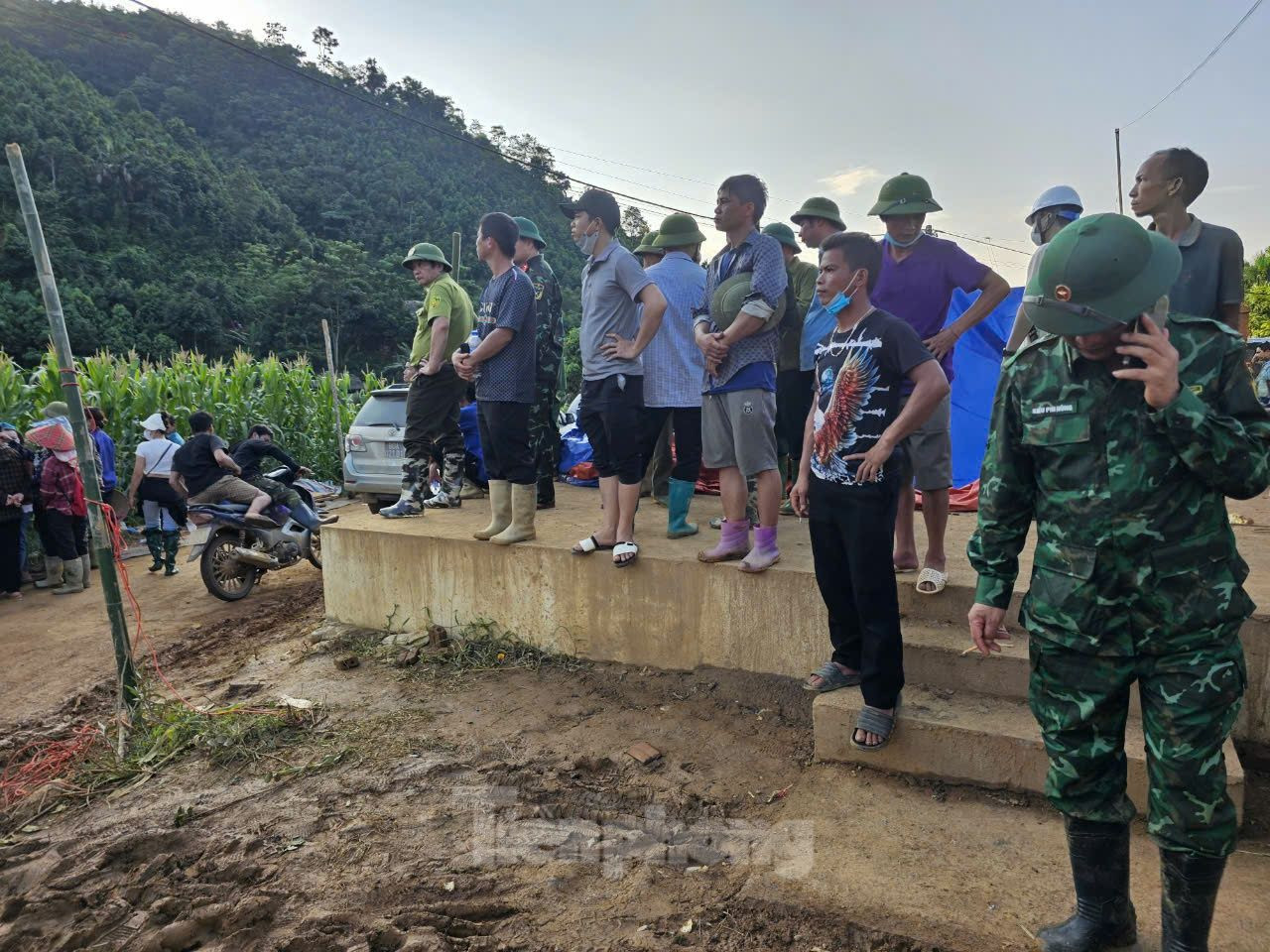 Bộ đội vẫn nỗ lực tìm kiếm nạn nhân mất tích do lũ quét. Ảnh: Hân Nguyễn.