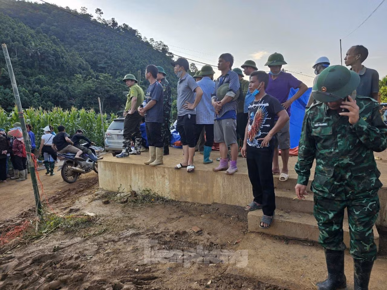 Bộ đội vẫn nỗ lực tìm kiếm nạn nhân mất tích do lũ quét. Ảnh: Hân Nguyễn. Bộ đội vẫn nỗ lực tìm kiếm nạn nhân mất tích do lũ quét. Ảnh: Hân Nguyễn.