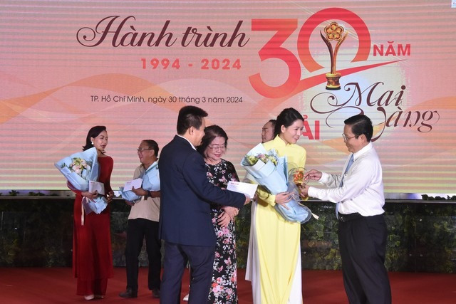 Diễn viên Văn Phượng nhận kỷ niệm chương và hoa từ bà Trương Mỹ Hoa - Nguyên Phó Chủ tịch nước CHXHCN Việt Nam, ông Tô Đình Tuân - Tổng Biên Tập Báo Người Lao Động - Trưởng Ban chỉ đạo Giải Mai Vàng lần thứ 30. Diễn viên cho biết giải thưởng là bước ngoặt, động lực để cô tiếp tục cố gắng phát triển nghiệp diễn. Cô từng nhận tượng Mai Vàng năm 2020.