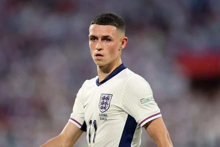 Anthony Gordon (trái) gặp tai nạn hy hữu và Phil Foden phải bay về Anh gấp vì bạn gái sinh con thứ ba. Ảnh: Getty. Anthony Gordon (trái) gặp tai nạn hy hữu và Phil Foden phải bay về Anh gấp vì bạn gái sinh con thứ ba. Ảnh: Getty.