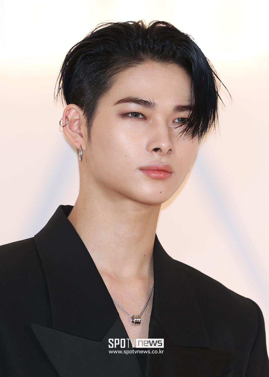 Niki (ngoài cùng bên trái) và Jungwon nhóm Enhypen cũng góp mặt