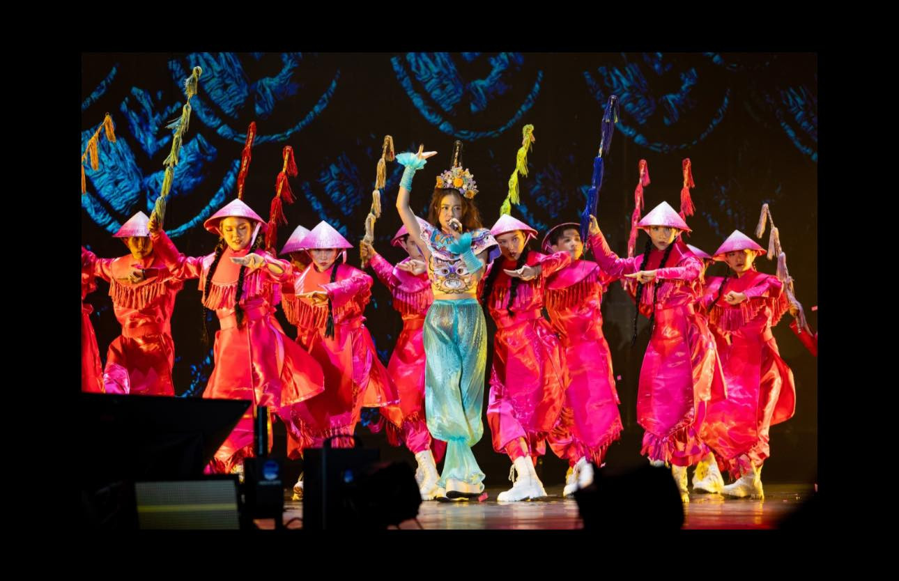 Sân khấu của Hoàng Thùy Linh và sân khấu Lý ngựa ô - Ngựa ô thương nhớ của đội MLee show Chị đẹp đạp gió rẽ sóng.