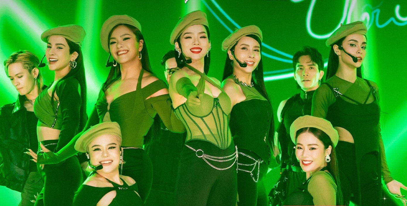 Chị đẹp đạp gió rẽ sóng bị chỉ trích quá ưu ái Lệ Quyên. Chị đẹp đạp gió rẽ sóng bị chỉ trích quá ưu ái Lệ Quyên.