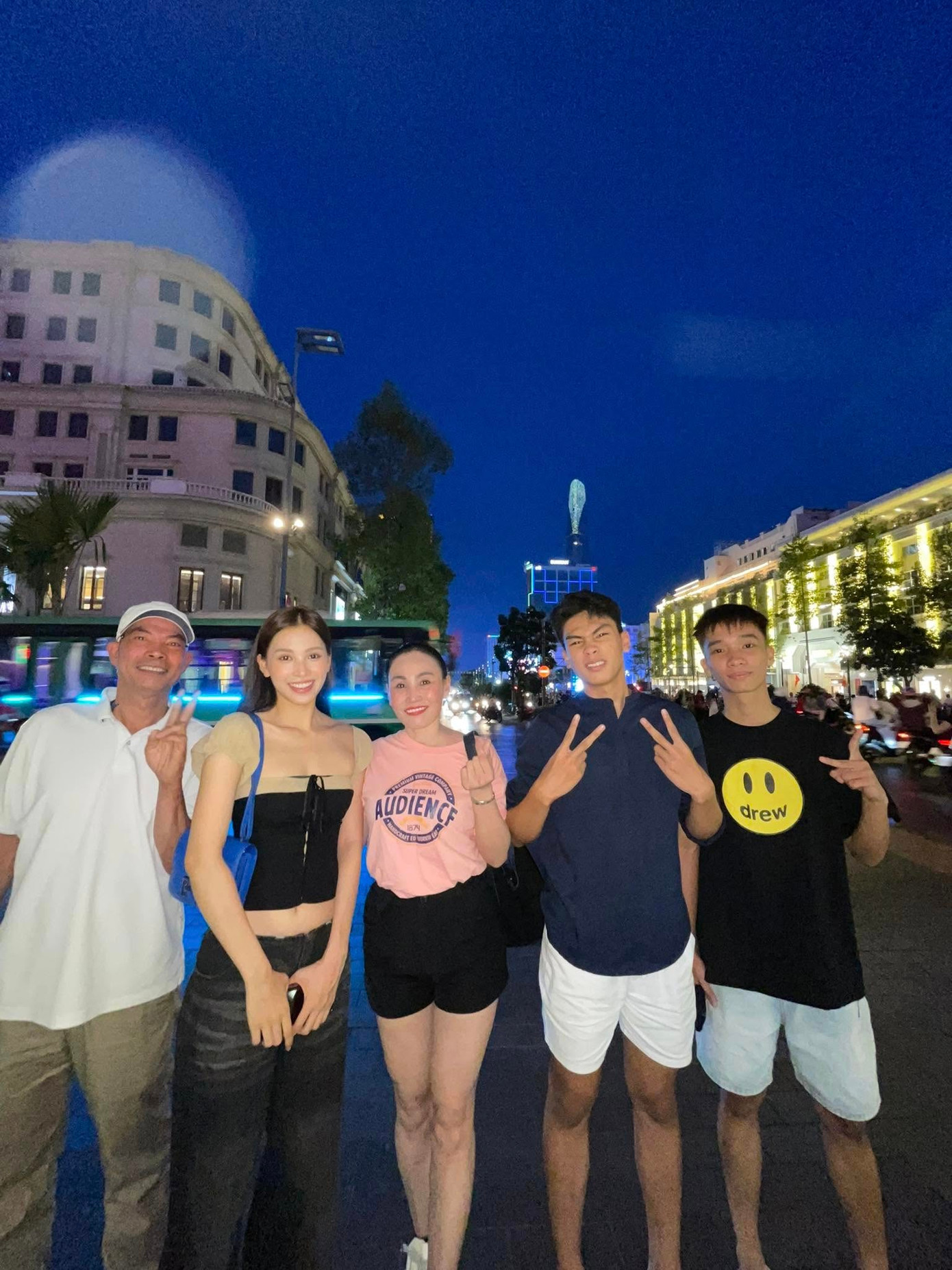 Tiểu Vy chia sẻ hình ảnh đi chơi lễ cùng gia đình. Em trai hoa hậu - Trần Gia Long (đứng thứ hai từ phải sang) - có chiều cao nổi bật. Tiểu Vy chia sẻ hình ảnh đi chơi lễ cùng gia đình. Em trai hoa hậu - Trần Gia Long (đứng thứ hai từ phải sang) - có chiều cao nổi bật.