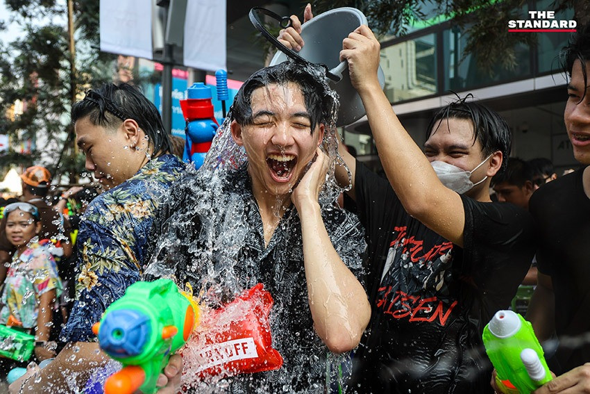 Lễ hội té nước Songkran 2024 tại Thái Lan khai mạc hôm 11/4 và diễn ra đến 15/4. Các hoạt động té nước diễn ra sôi động trên đường phố, nhất là ở khu phố đông đúc Silom, Khao San, Quảng trường Sanam Luang, khu trung tâm thương mại. Người dân địa phương và du khách có trong tay súng nước, sẵn sàng gột rửa tội lỗi năm cũ, đón chào năm mới đúng phong cách người Thái.