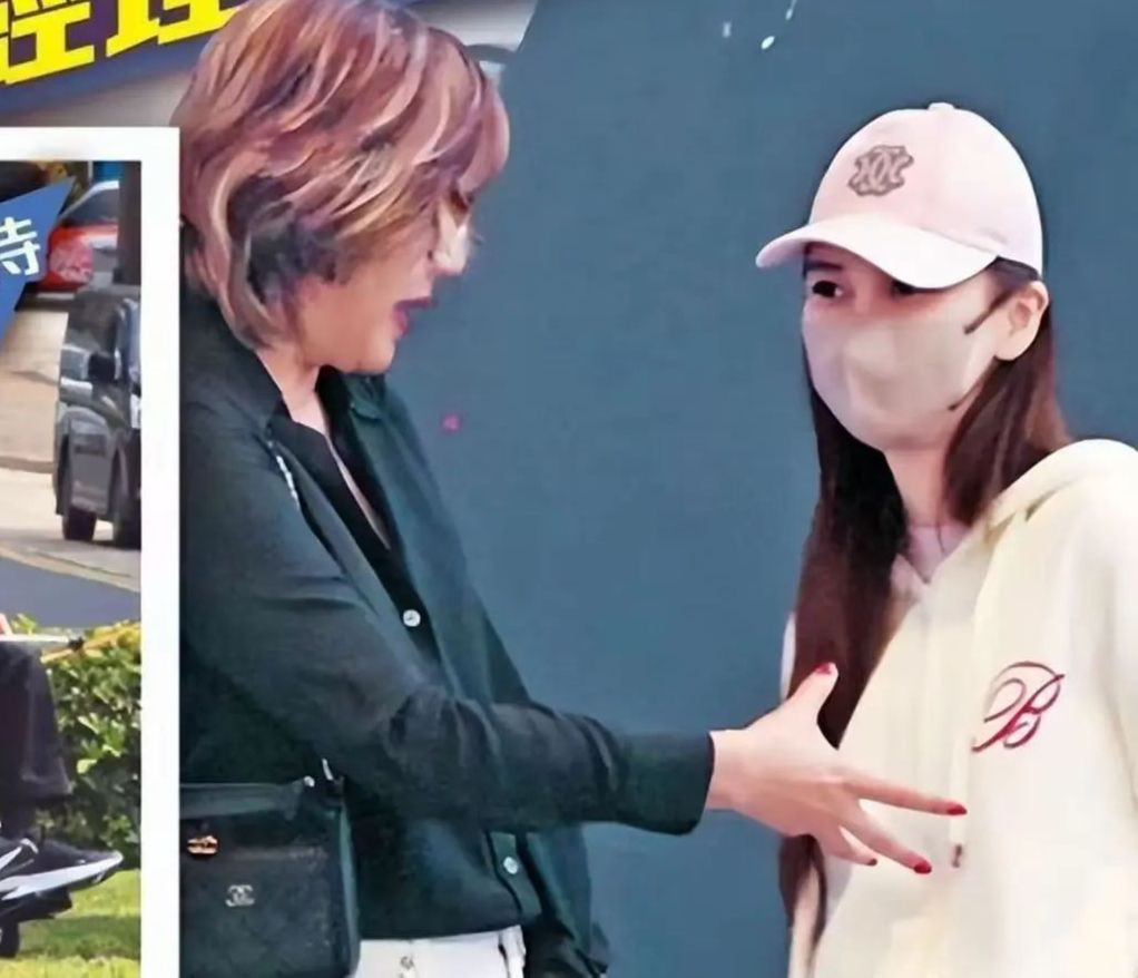 Hình ảnh Angelababy (bên phải) bị quản lý to tiếng trên phố được cánh săn ảnh ghi lại.