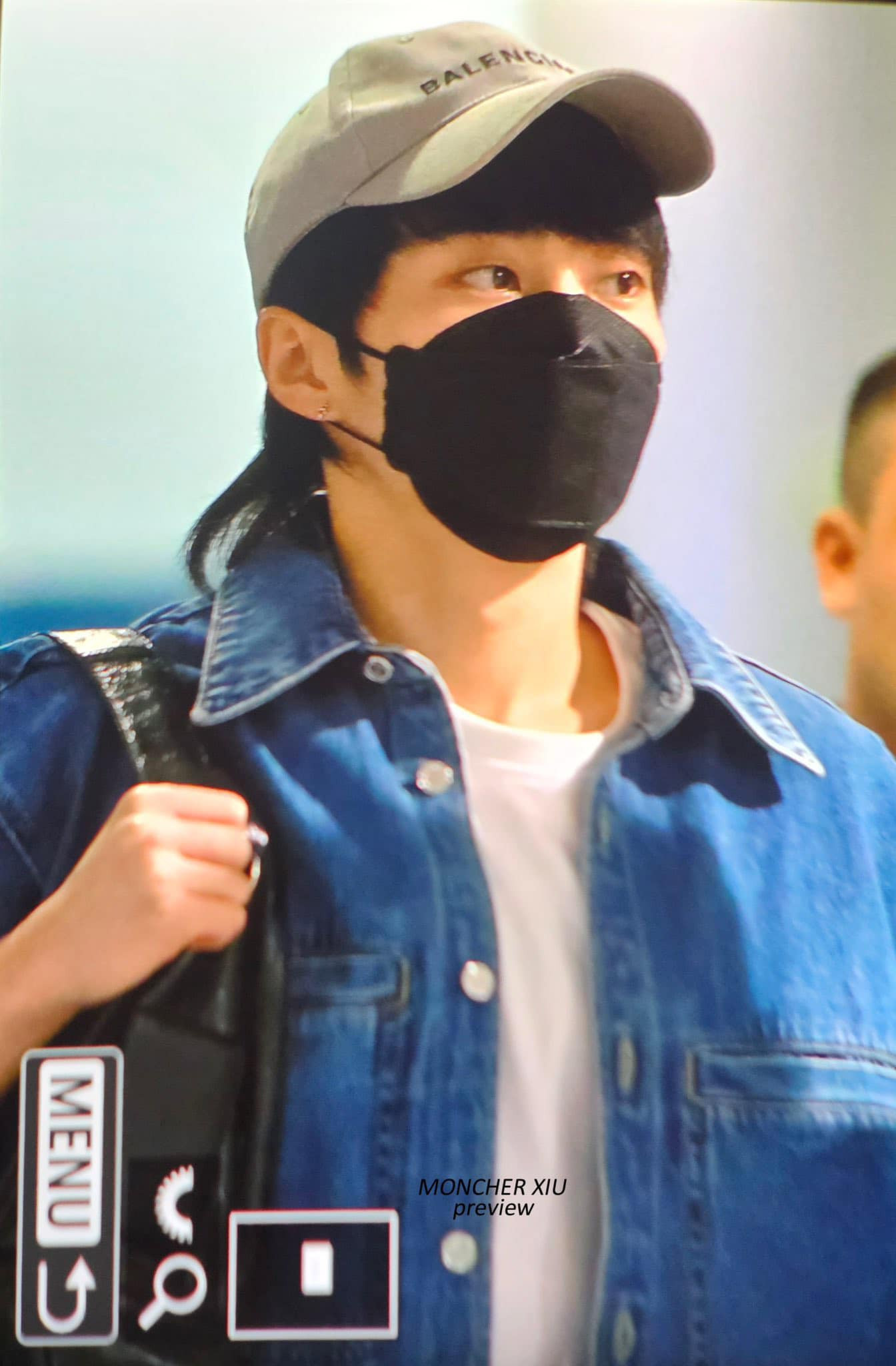 Xiumin cũng được khen nhiệt tình với khán giả sau chuyến bay dài.