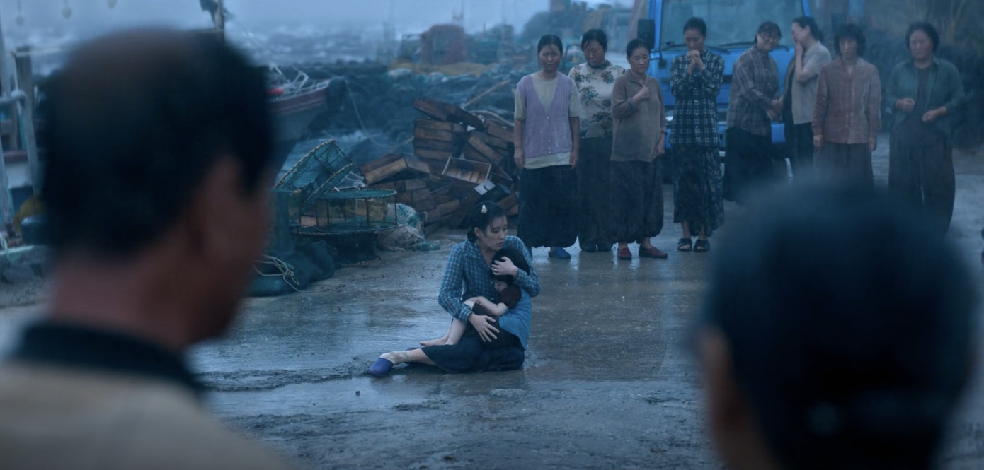 Cơn bão mùa hè năm ấy dữ dội quét qua Jeju, cuốn phăng mọi thứ trên đường đi và cướp đi đứa con bé bỏng của vợ chồng Ae Sun - Gwan Shik. Tất cả giờ đây chỉ còn những ngày dài chìm trong tang tóc, nỗi đau khôn nguôi và những ký ức cuối cùng về thiên thần nhỏ đã vĩnh viễn rời xa họ…