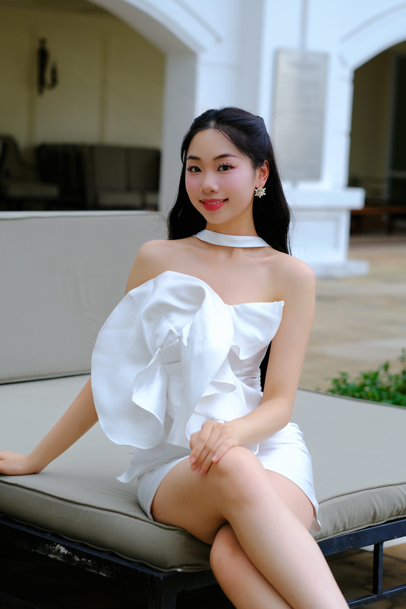 Thùy Dương nói cô là người hướng nội và tính cách này có nhiều sự tương đồng với không khí trầm lắng, thơ mộng của Huế. "Khi tôi đến Lăng Tự Đức ngày hôm qua, trời bất chợt đổ mưa. Hình ảnh ấy mang lại vẻ đẹp rất thơ mộng và để lại trong tôi nhiều ấn tượng khó phai", cô nói.