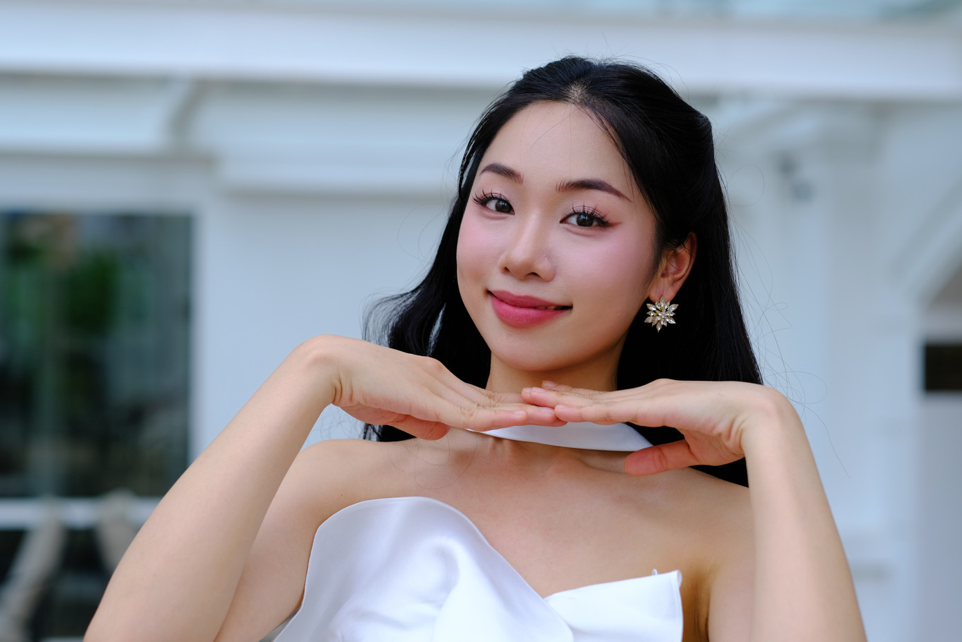 Thùy Dương nói cô là người hướng nội và tính cách này có nhiều sự tương đồng với không khí trầm lắng, thơ mộng của Huế. "Khi tôi đến Lăng Tự Đức ngày hôm qua, trời bất chợt đổ mưa. Hình ảnh ấy mang lại vẻ đẹp rất thơ mộng và để lại trong tôi nhiều ấn tượng khó phai", cô nói.