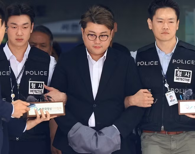 Ca sĩ Kim Ho Joong bị bắt vì lái say rượu lái xe gây tai nạn rồi bỏ trốn.