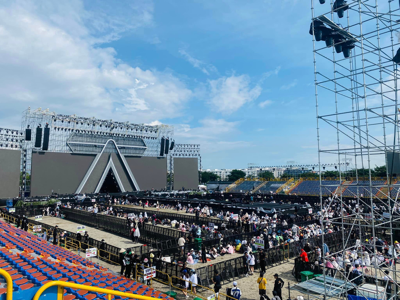 Bên trong sân khấu nơi diễn ra concert 2 Anh trai say hi. Ảnh: BTC.