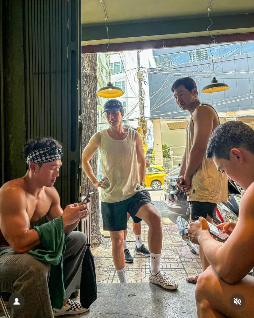 Tài tử thưởng thức sầu riêng Việt Nam. Tài tử thưởng thức sầu riêng Việt Nam.