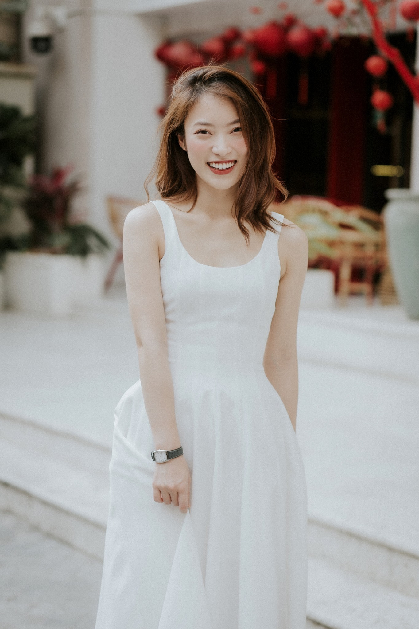 “Hot girl 7 thứ tiếng” Khánh Vy (trái) và &quot;Hot girl IELTS 8.5&quot;.