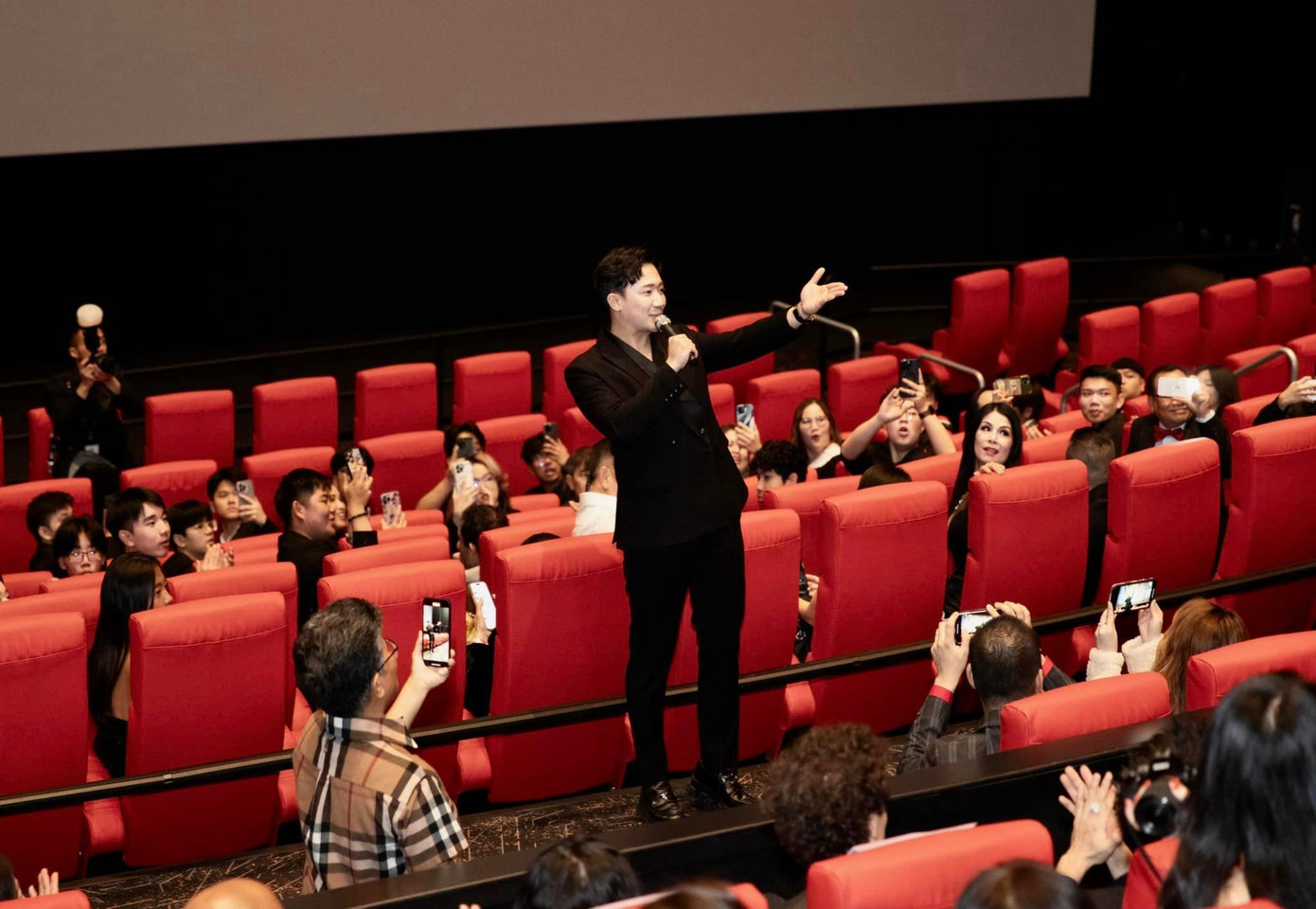 Trấn Thành đưa phim Mai ra mắt rạp phim ở Mỹ. Trấn Thành đưa phim Mai ra mắt rạp phim ở Mỹ.